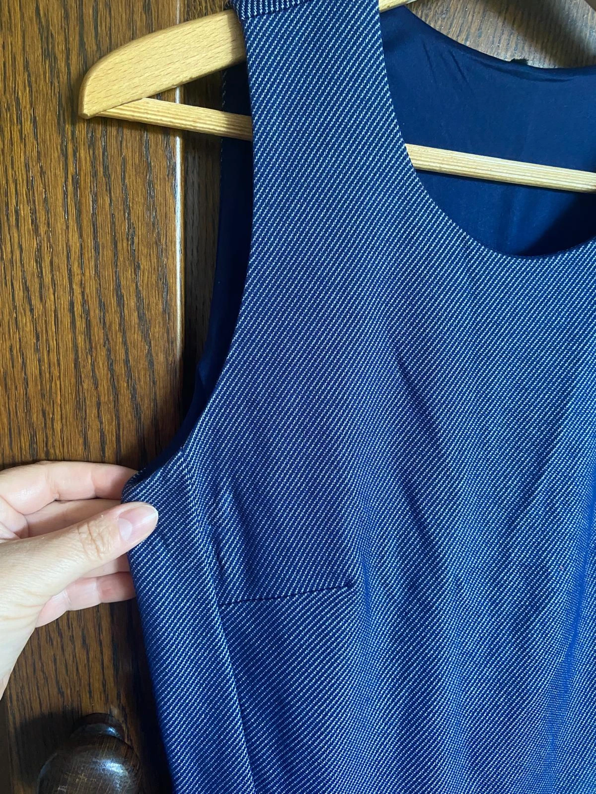 Vestido em tons de azul, sem mangas, saia rodada. Stradivarius. Tamanho P – photo 3